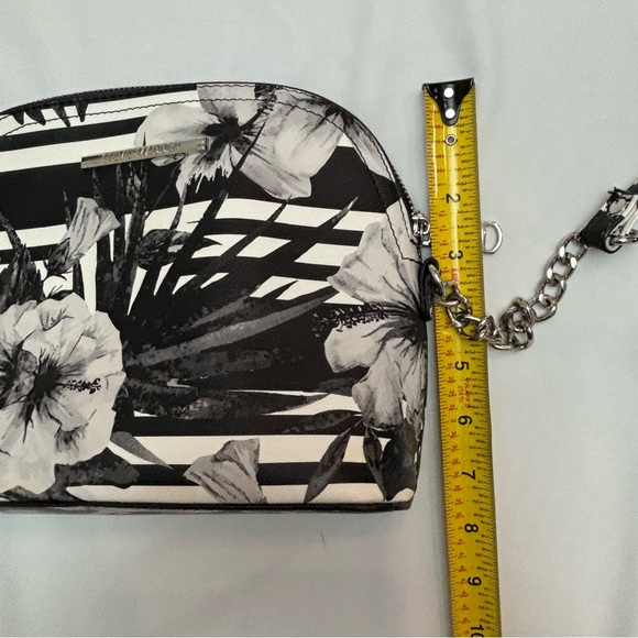 Steve Madden Black and White Floral Crossbody Bag - Picture 11 of 13